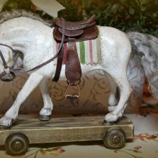 Любимые игрушки лошадки-качалки