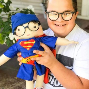 Женщина шьет особенные куклы для детей-инвалидов