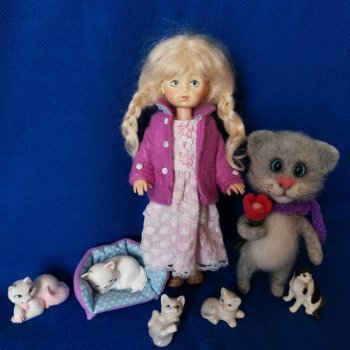 Все куклы добрые и у них сегодня праздник