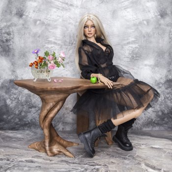 Стол из Ореха, ваза с последним осенним букетом и SartoriaJ Naomi