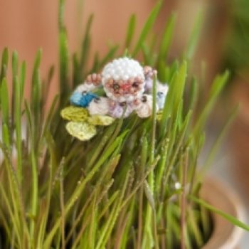 Простая идея весеннего декора и фона для фото кукол и игрушек