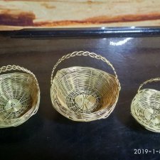 Комплект из трех металлических корзин.