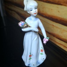 Фарфоровая статуэтка Девочка с букетом. 15 см.