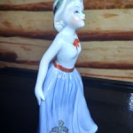 Фарфоровая статуэтка" Девочка в реверансе". 15 см