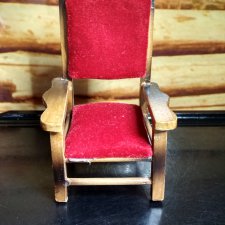 Мягкое кресло для небольших кукол.