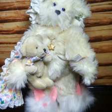 Сонный мишка со своей игрушкой от Annette Funicello.