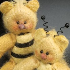 Мишки - пчелки. 10 см и 9 см. Цена за пару.