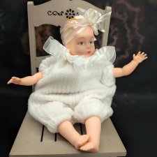 Малышка в белом от madame Alexander. 17 см. Винил