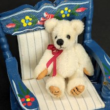 Мишка белый с красным бантом от World Of Miniature Bears. 4,5 см