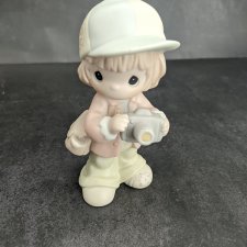 Фарфоровая статуэтка Precious Moments. Фотограф. Enesco Фарфоровая статуэтка Precious Moments. Фотограф. Enesco