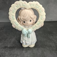 Фарфоровая статуэтка Precious Moments. 2000 год Фарфоровая статуэтка Precious Moments. 2000 год