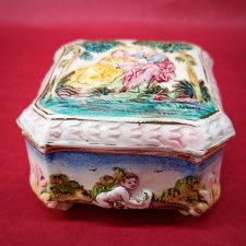 Шкатулка Галантная пара Путти Италия Каподимонте