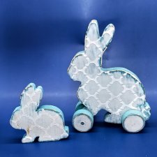 Пара деревянных кроликов