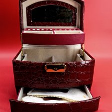 Шкатулка-комод красная