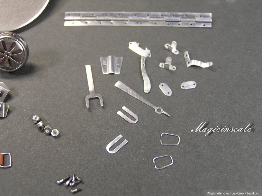 В шесть раз меньше, но не менее крут чем оригинал. Модель патефона в масштабе 1/6