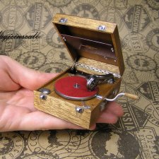 В шесть раз меньше, но не менее крут чем оригинал. Модель патефона в масштабе 1/6