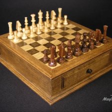 Шахматы на доске с ящиками, для хранения фигур, в масштабе 1:4