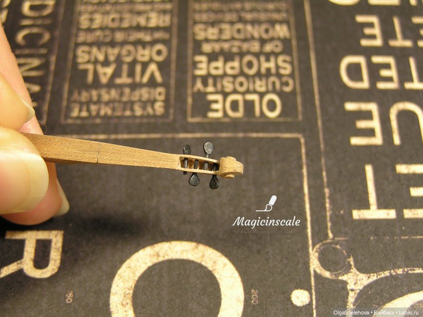 Потрясающая миниатюрная скрипка (фото 2)