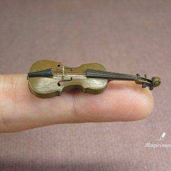 Потрясающая миниатюрная скрипка