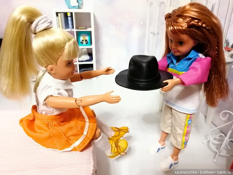 Подружки-хохотушки, а также их родители