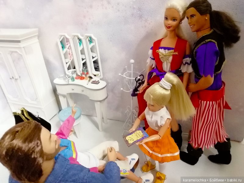 Подружки-хохотушки, а также их родители