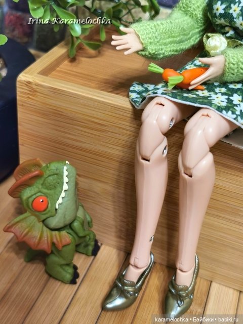 Эльфийка и весьма необычное, чтобы считаться домашним питомцем, существо