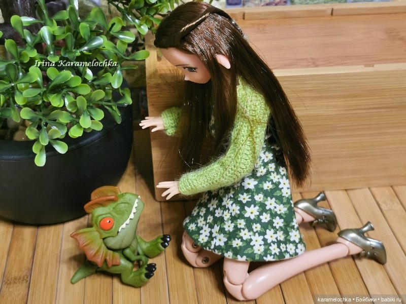 Эльфийка и весьма необычное, чтобы считаться домашним питомцем, существо