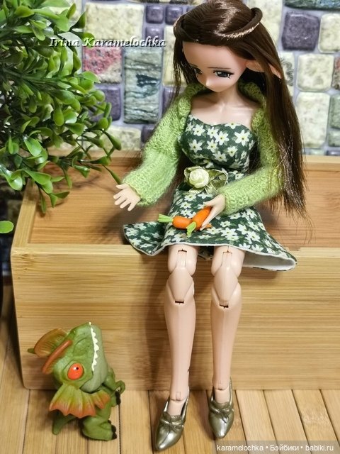 Эльфийка и весьма необычное, чтобы считаться домашним питомцем, существо