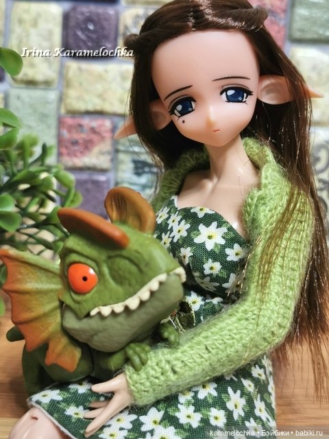 Эльфийка и весьма необычное, чтобы считаться домашним питомцем, существо