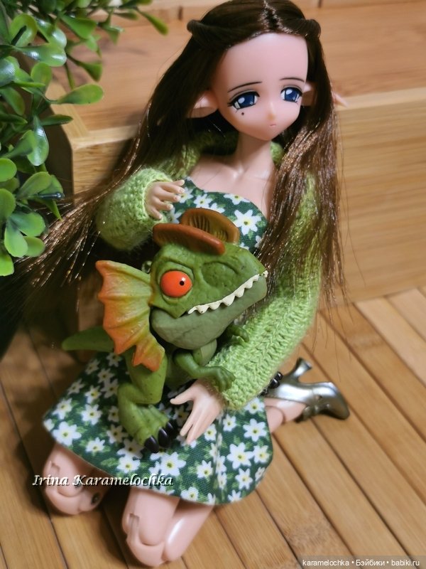 Эльфийка и весьма необычное, чтобы считаться домашним питомцем, существо