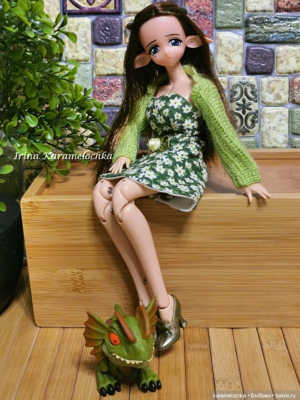 Эльфийка и весьма необычное, чтобы считаться домашним питомцем, существо