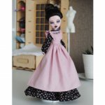 Черное платье в цветочек и розовый фартук для кукол Монстер Хай