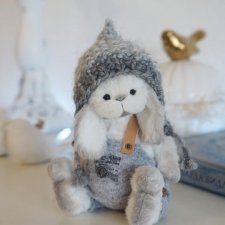 Маленький подснежничек поспел к весне