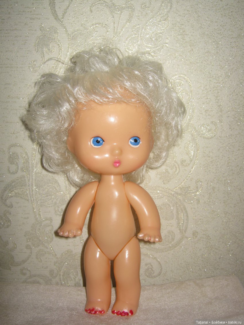 Незнакомая девочка с нарисованными глазами