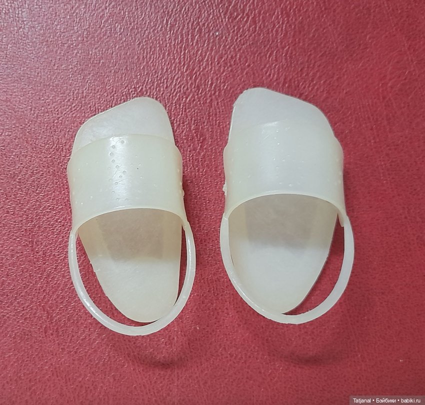 Найти имя хозяйки босоножек