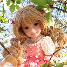 Дарла в весеннем саду