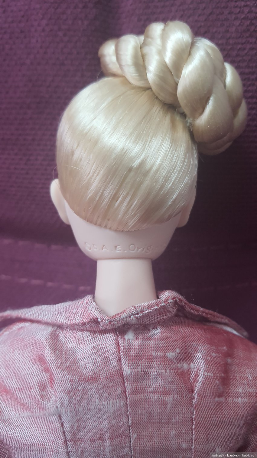 На затылке клеймо бренда