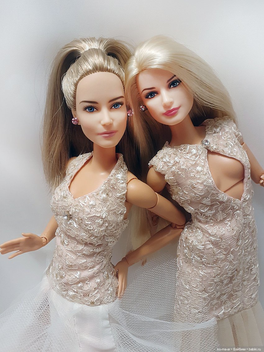 Полина и Лера демонстрируют новые бальные платья