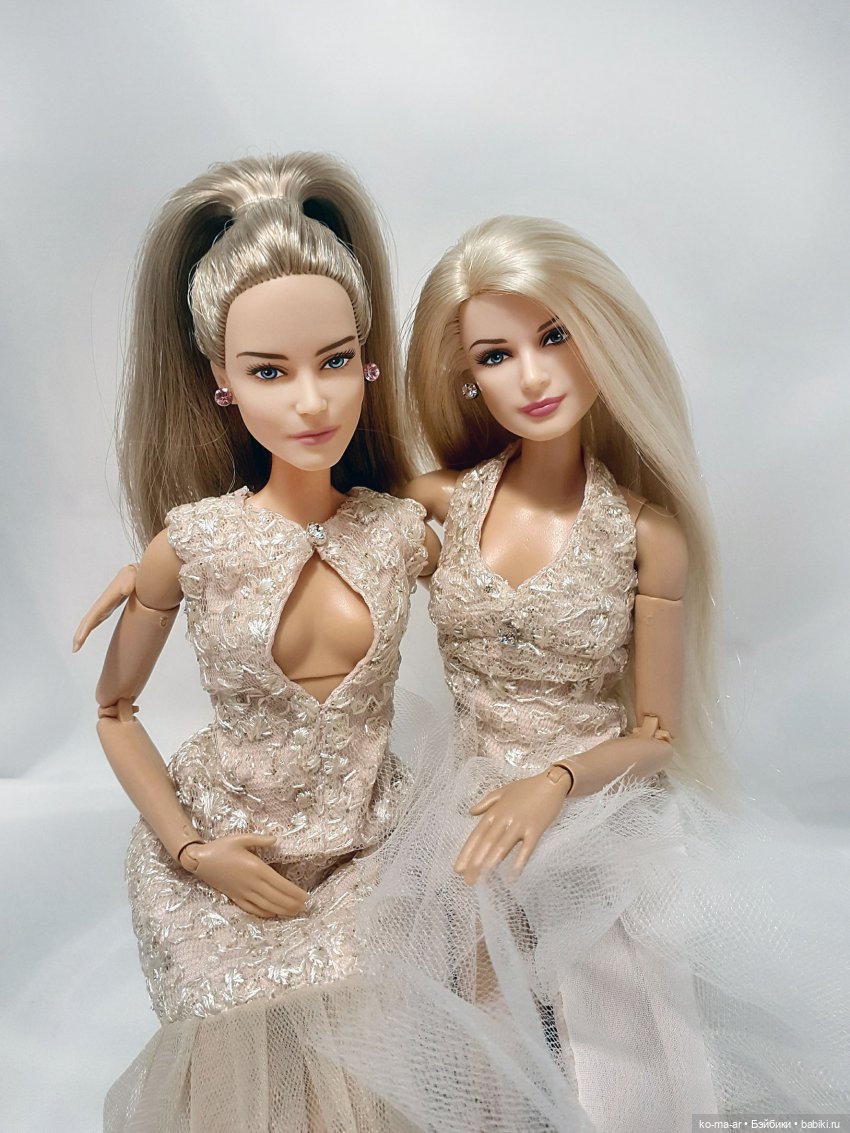 Полина и Лера демонстрируют новые бальные платья