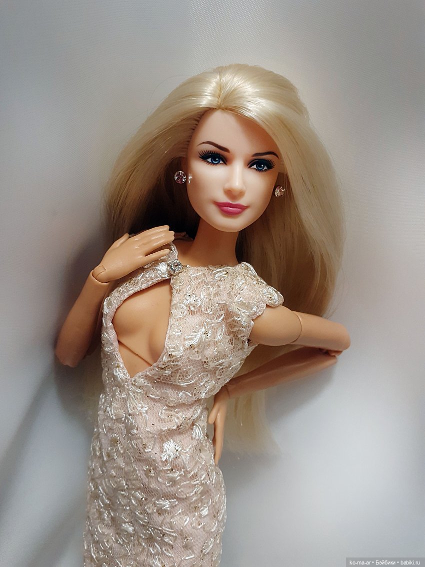 Полина и Лера демонстрируют новые бальные платья