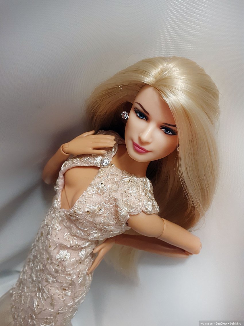 Полина и Лера демонстрируют новые бальные платья