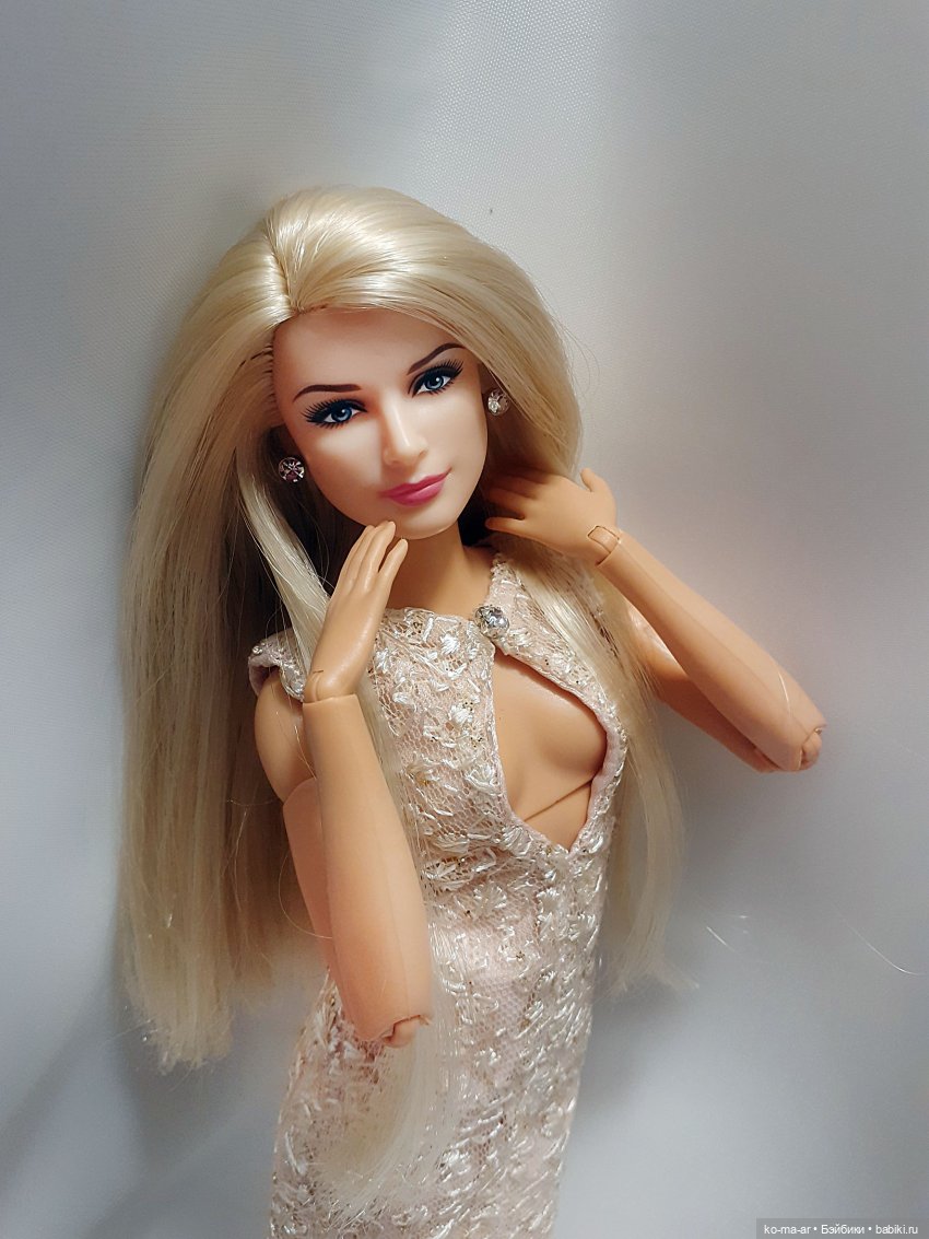 Полина и Лера демонстрируют новые бальные платья