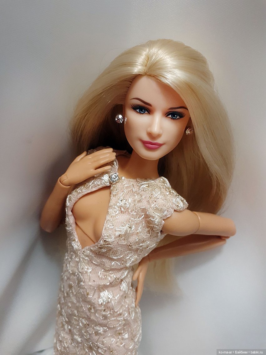 Полина и Лера демонстрируют новые бальные платья