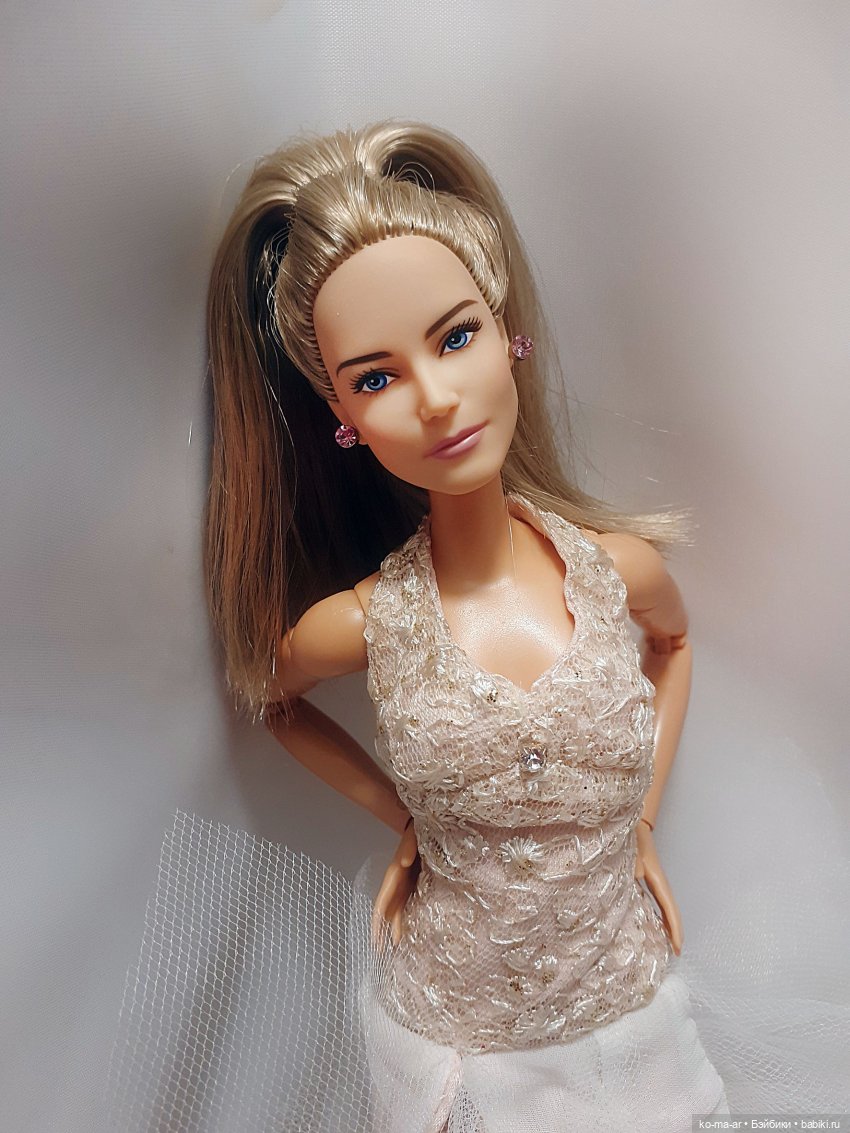 Полина и Лера демонстрируют новые бальные платья