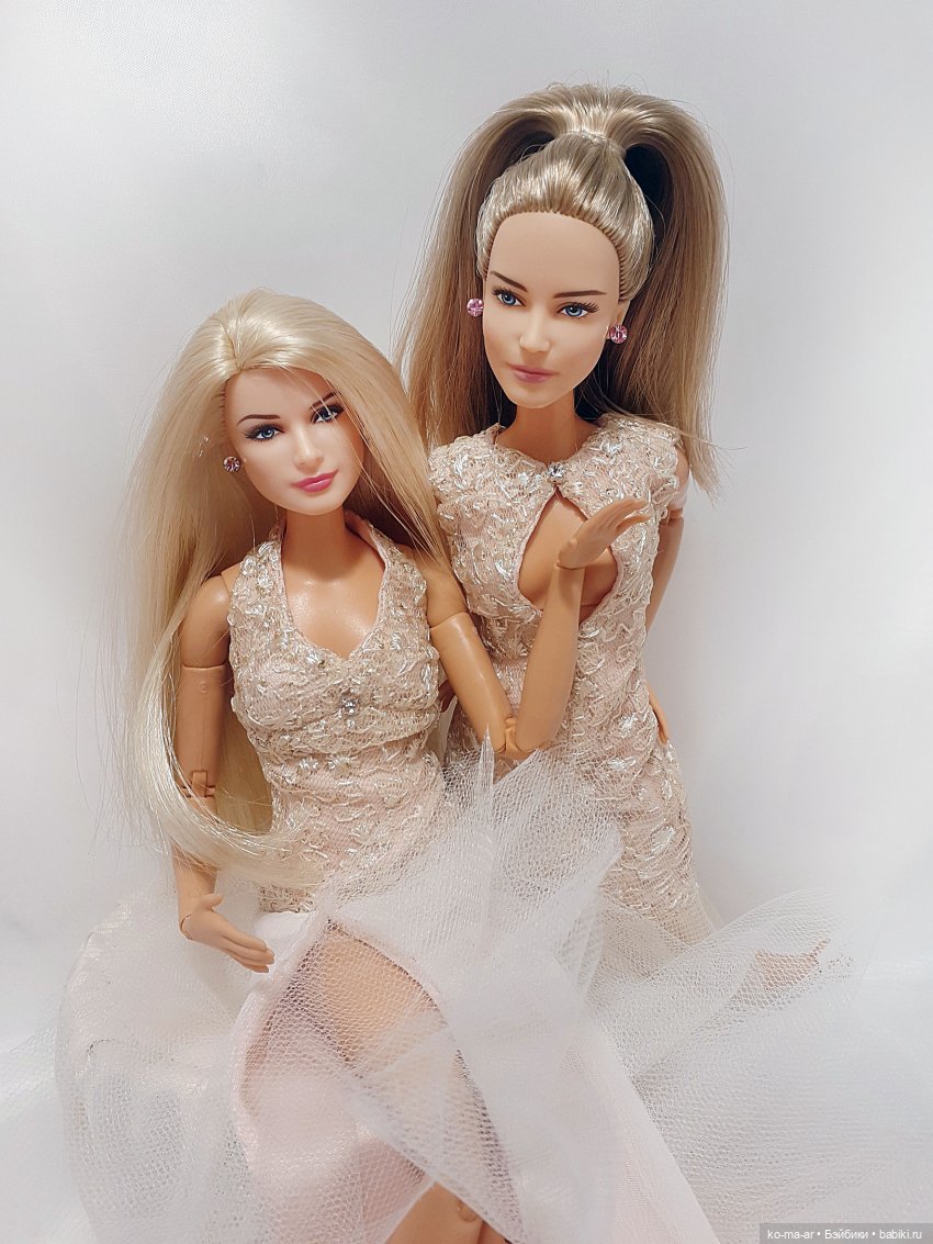 Полина и Лера демонстрируют новые бальные платья