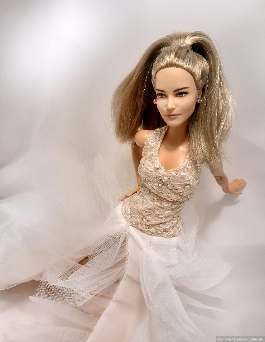 Полина и Лера демонстрируют новые бальные платья (фото 4)