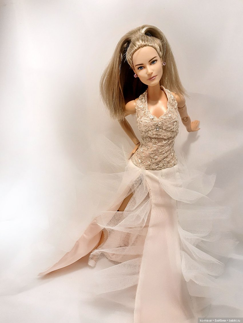 Полина и Лера демонстрируют новые бальные платья (фото 3)