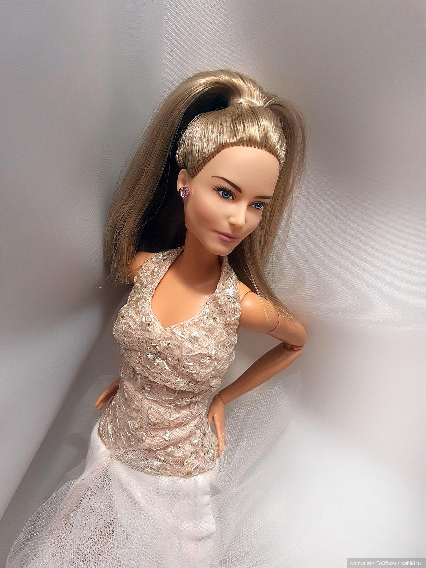 Полина и Лера демонстрируют новые бальные платья