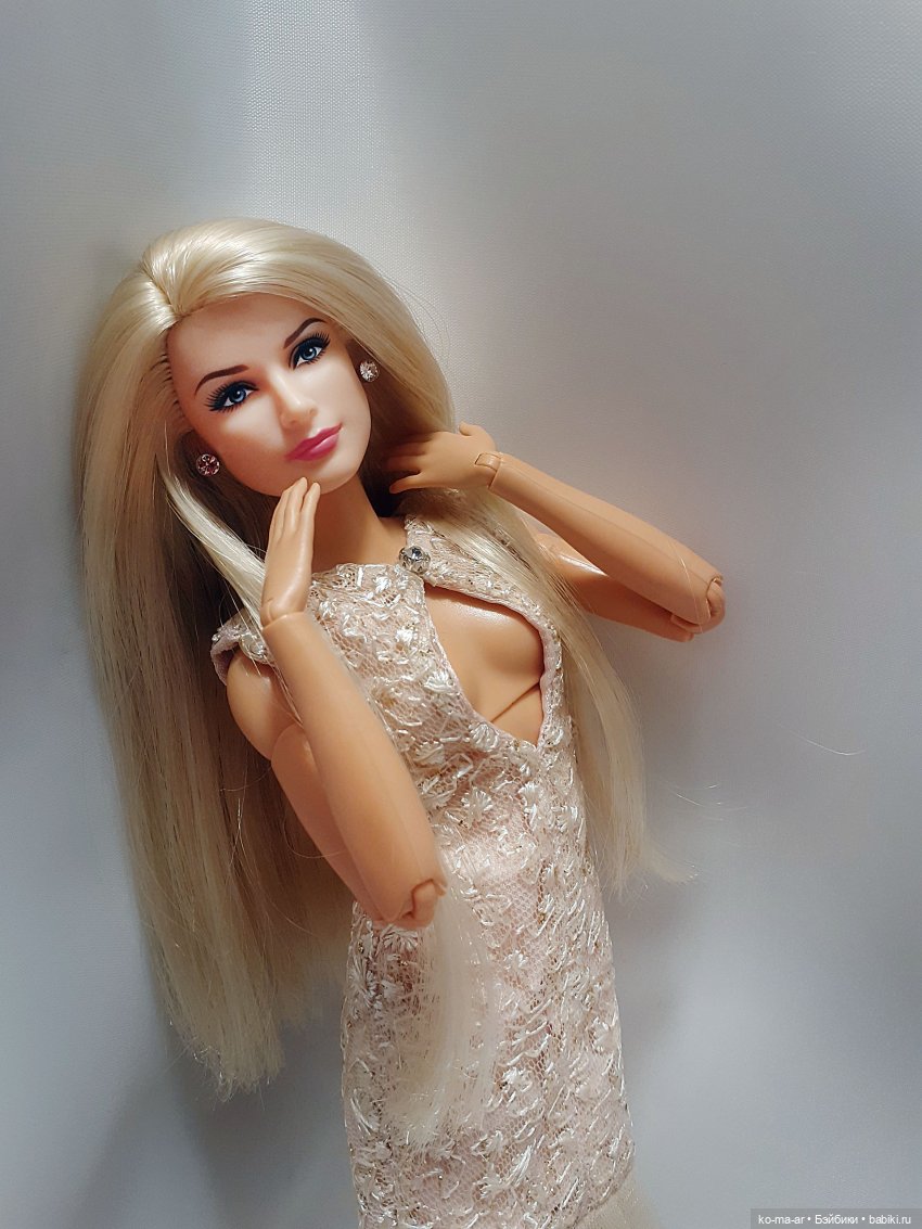 Полина и Лера демонстрируют новые бальные платья