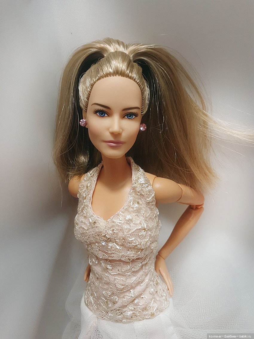 Полина и Лера демонстрируют новые бальные платья